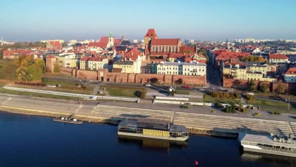 波兰的托伦古城空中接近日出的录像 带有中世纪哥特式圣约翰大教堂 市政厅塔 维斯瓦河 历史建筑 城墙和城门 — 图库视频影像