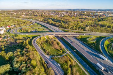Otoyol çok katlı. A4 uluslararası otoyolunda spagetti kavşağı, Krakow, Polonya çevresindeki otoyolun bir parçası. Hava görünümü