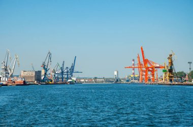 Gdynia, Polonya Limanı. İskele vinçleri, binaları ve rıhtımlarıyla genel görünüm 