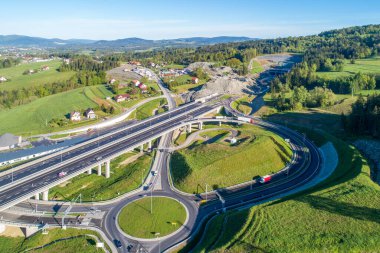 Polonya 'da Zakopianka adında 7 numaralı otoyolda yeni bir otoyol var. Trafik çemberi, viyadük ve kayma yolları olan üst geçit kavşağı. İnşaat halindeki bir tünel