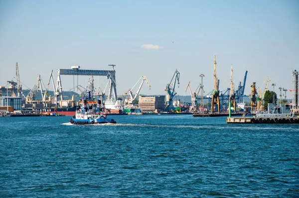 Gdynia, Polonya Limanı. İskele vinçleri, binaları ve rıhtımlarıyla genel görünüm 