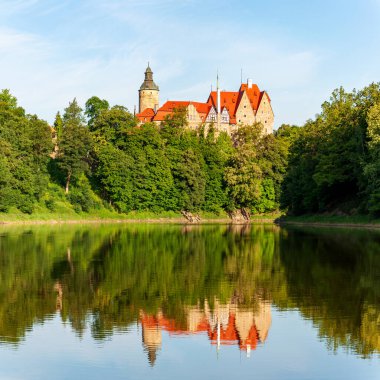 Polonya 'nın Aşağı Silezya bölgesindeki ortaçağ kalesi ve Kwisa nehrindeki su yansıması. 13. yüzyılda (ana kale) inşa edildi ve daha sonraları birçok ilave edildi. Yaz, sabah erken 