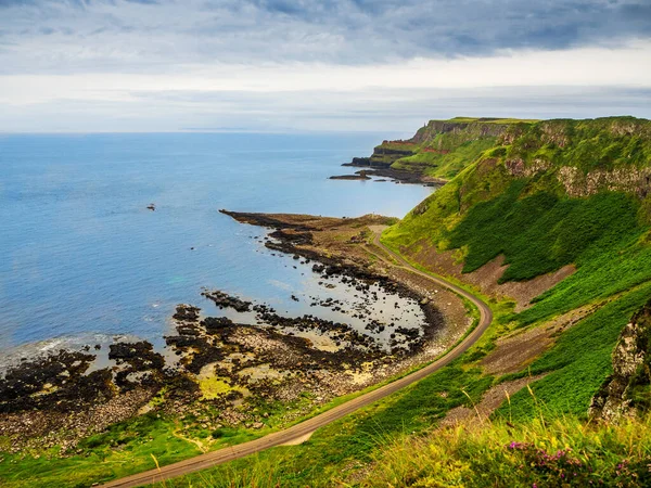 Atlantikküste Nordirland Großbritannien Klippen Mit Geologischen Schichten Und Weiter Sicht — Stockfoto