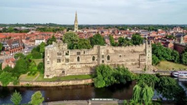 Nottingham, Nottinghamshire, İngiltere yakınlarındaki Trent 'teki Ortaçağ Gotik kalesi. Hava 4K, Trent River ile günbatımında videoya yaklaşıyor.