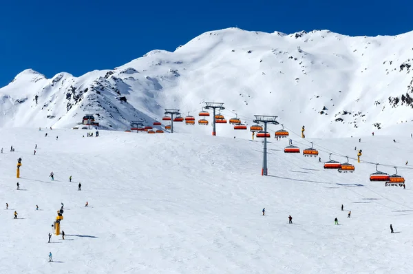 滑雪者和在乘坐缆车 solden 奥地利 — 图库照片