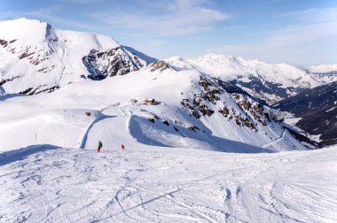 pista de esquí y cabaña en Alpes