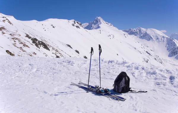 Esquís, bastones, mochila y Giewont en Tatras — Foto de Stock