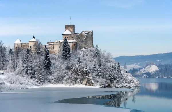 Středověký hrad Niedzica, Polsko, v zimě — Stock fotografie