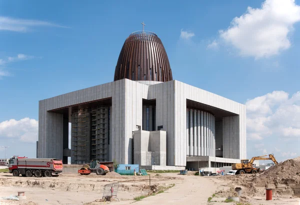 Templo de la Divina Providencia en Warszawa, Polonia, en construcción — Foto de Stock