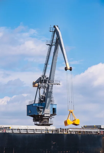 Hamnkranen i arbetet — Stockfoto