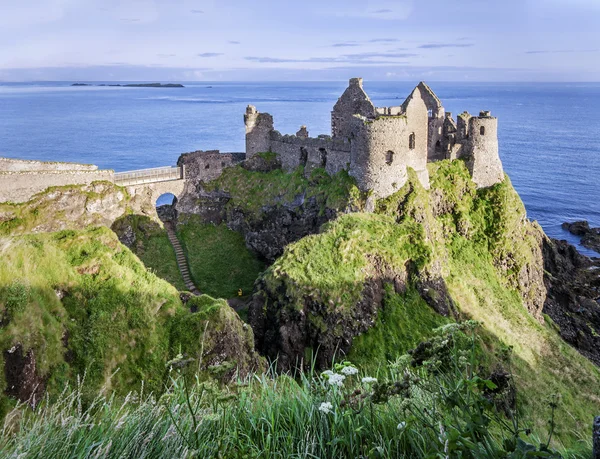 Dunluce Castle-Észak-Írországban romjai — Stock Fotó