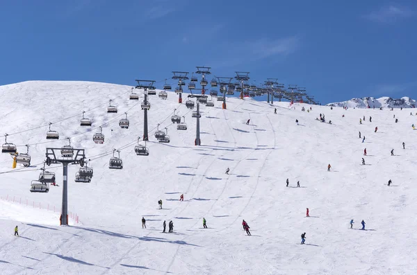 Skiërs en stoeltjesliften in Sölden, Oostenrijk — Stockfoto