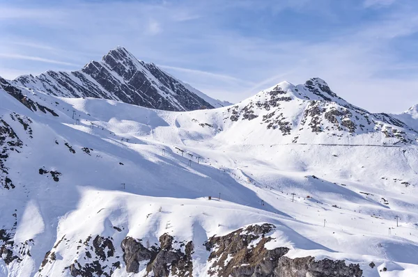 Skilifte und Pisten in den österreichischen Alpen — Stockfoto