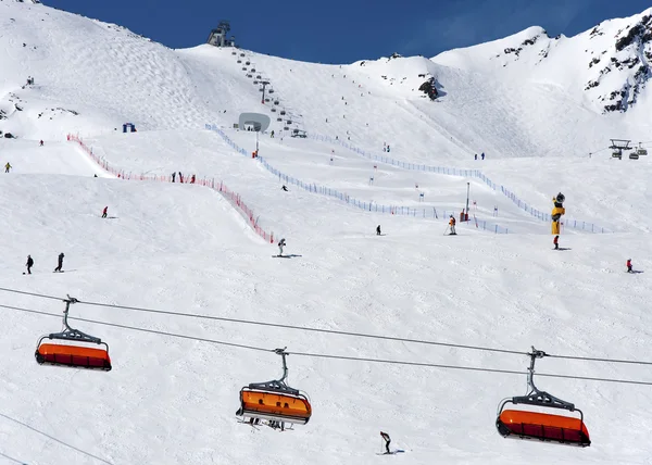 滑雪者和 Solden，奥地利经济论坛的升降椅 — 图库照片