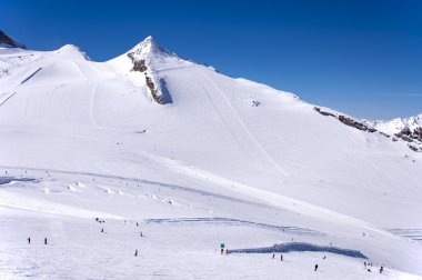Kayakçı ve snowboaders Hintertux buzul üzerinde