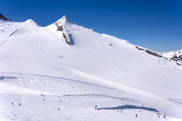 Esquiadores y snowboaders en el glaciar Hintertux — Foto de Stock