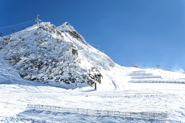 在奥地利阿尔卑斯山的雪栅栏和滑雪缆车 — 图库照片
