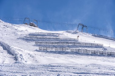 Ski lift ve Avusturya Alplerinde kar çit