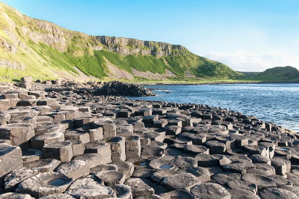 Devler Causeway ve Kuzey İrlanda kayalıklarla