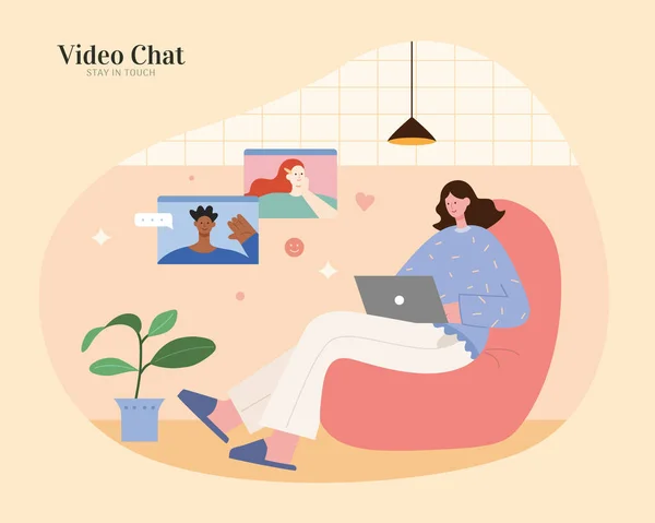 アジアの女性はロフトのソファに座って ラップトップを使用して他の外国人とビデオ通話をします フラットイラスト オンライン教育やビデオチャットの概念 — ストックベクタ