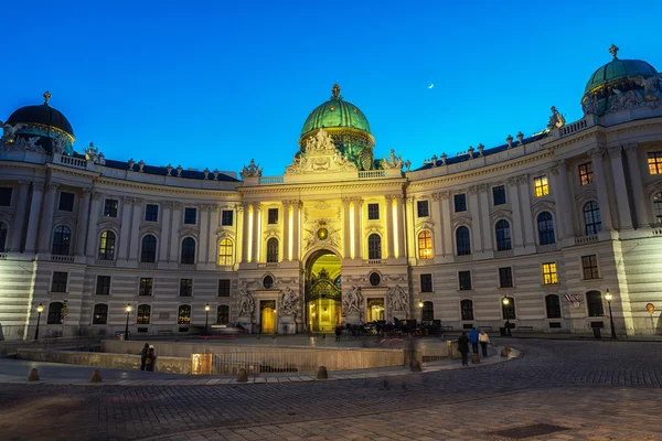 Wien, Österrike. Belysta Hofburg Palace — Stockfoto