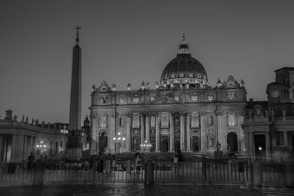 La basilique Saint-Pierre illuminée de la Cité du Vatican — Photo