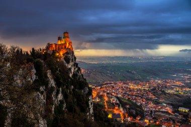Gün batımında Guaita San Marino Kalesi