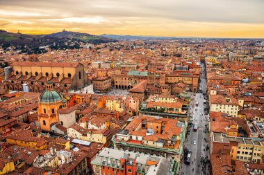 Gün batımında Bologna, İtalya havadan görünümü