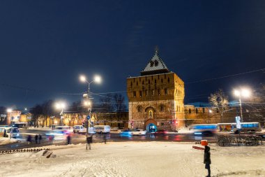 Işıklı Kremlin duvarı ve ana kapısı Nijniy Novgorod