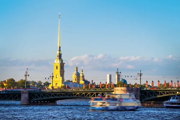 Barcos turísticos em Petersburg, Rússia — Fotografia de Stock