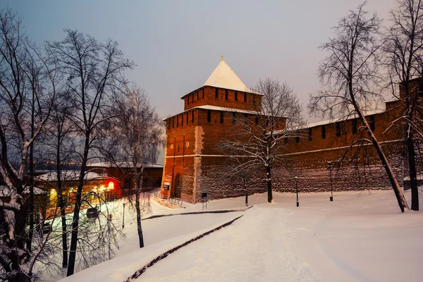 Muralla iluminada del Kremlin y puerta principal en Nizhny Novgorod —  Fotos de Stock