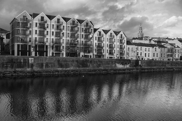 Rive de la rivière Lee à Cork, Irlande centre-ville — Photo