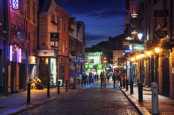 Temple bar i dublin på natten Royaltyfria Stockbilder