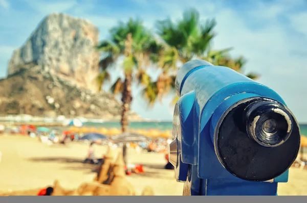 Turystyczne teleskop na plaży calpe — Zdjęcie stockowe