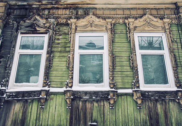 Detalle de la antigua casa de madera en Tomsk — Foto de Stock