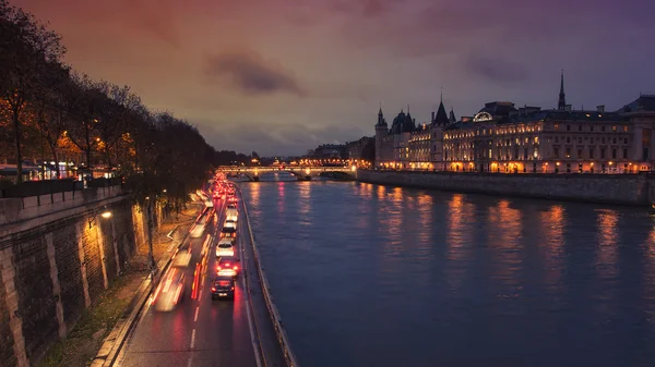 管家，巴黎的夜景 — 图库照片