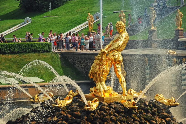 Palacio Peterhof en San Petersburgo —  Fotos de Stock