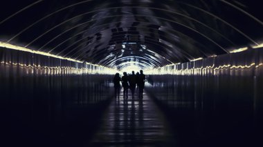 bir grup insan silueti