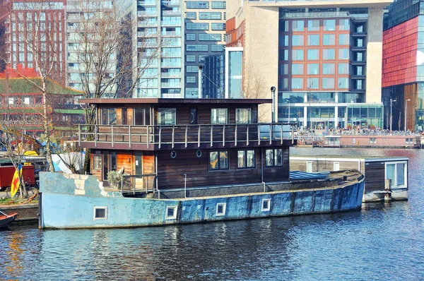 Amsterdam'da demirleyen tekne — Stok fotoğraf