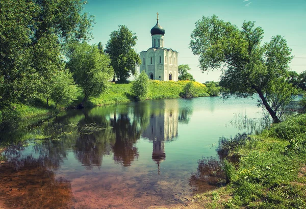 Церковное заступничество на реке Нерль — стоковое фото