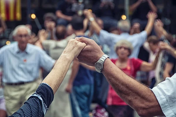 Pessoas idosas de mãos dadas e dança — Fotografia de Stock