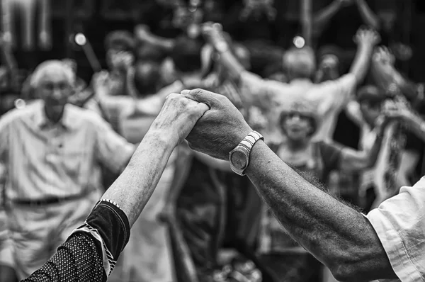 Anziani che si tengono per mano e ballano Foto Stock Royalty Free