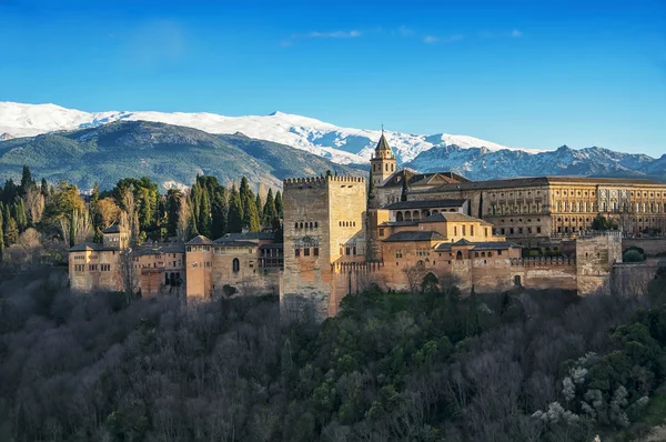 Granada'da alhambra palace'nın havadan görünümü