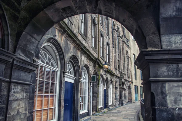 Арка в старой части Эдинбурга — стоковое фото