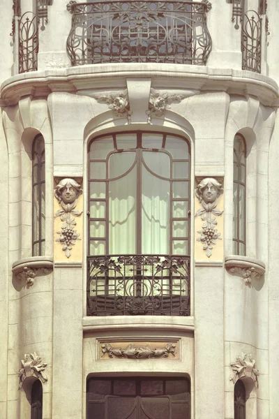Старое здание в Мадриде, Испания — стоковое фото