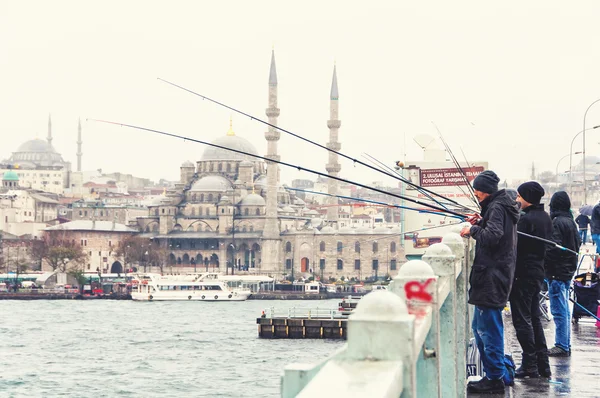 Vissers in Istanbul Galata brug — Stockfoto