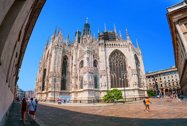 Människor framför katedralen i Milano, Italien — Stockfoto