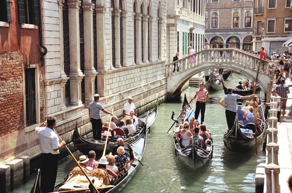 Canales de Venecia con góndolas — Foto de Stock