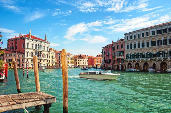 Člun poháněný kanály v Benátkách — Stock fotografie