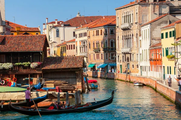 Venedig kanaler med gondoler — Stockfoto